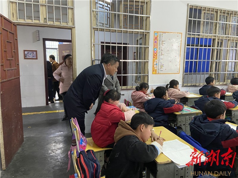 湘西州教体局局长田勇到寨阳小学进行开学督查