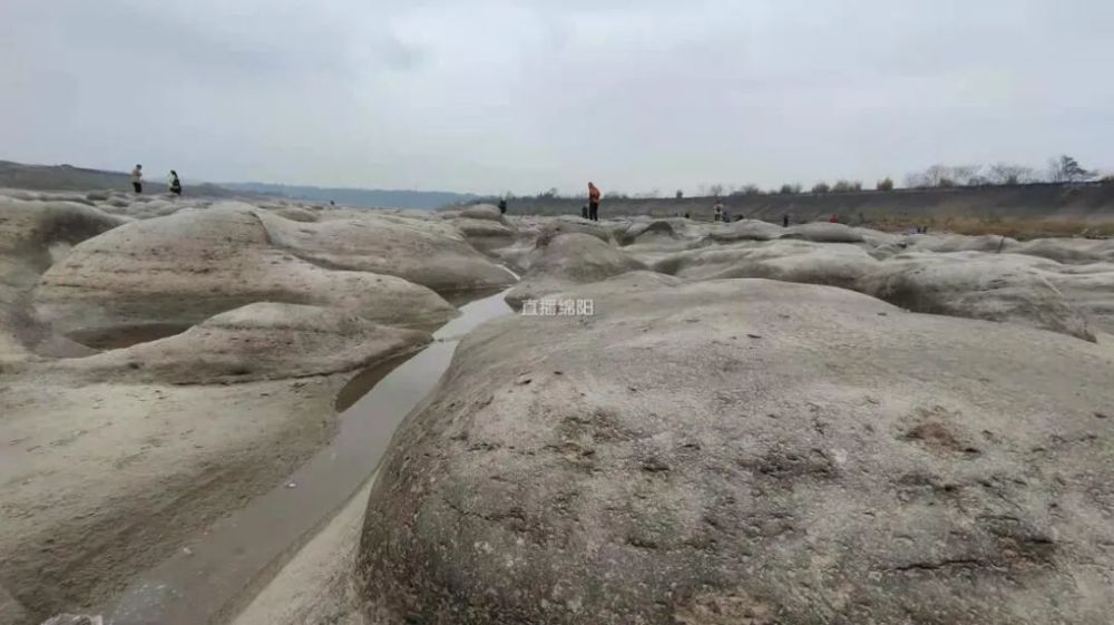 江油"怪石滩"每天吸引万人打卡!绵阳多地发现类似石滩