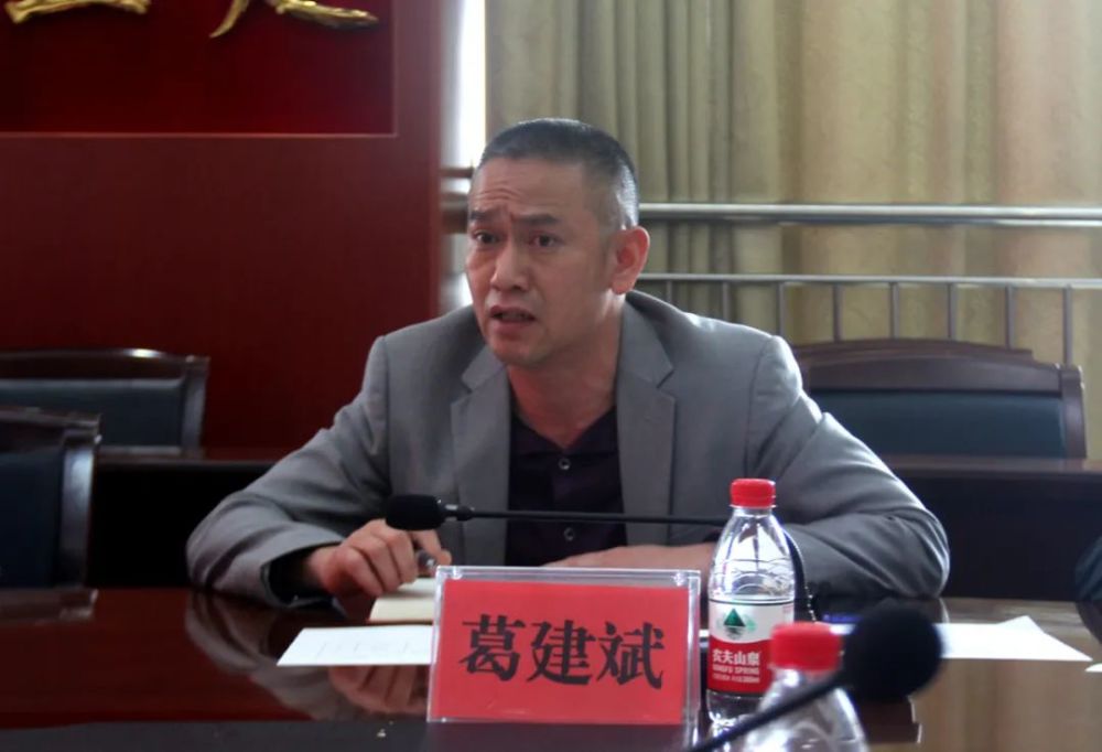 区委副书记邓世文主持会议.