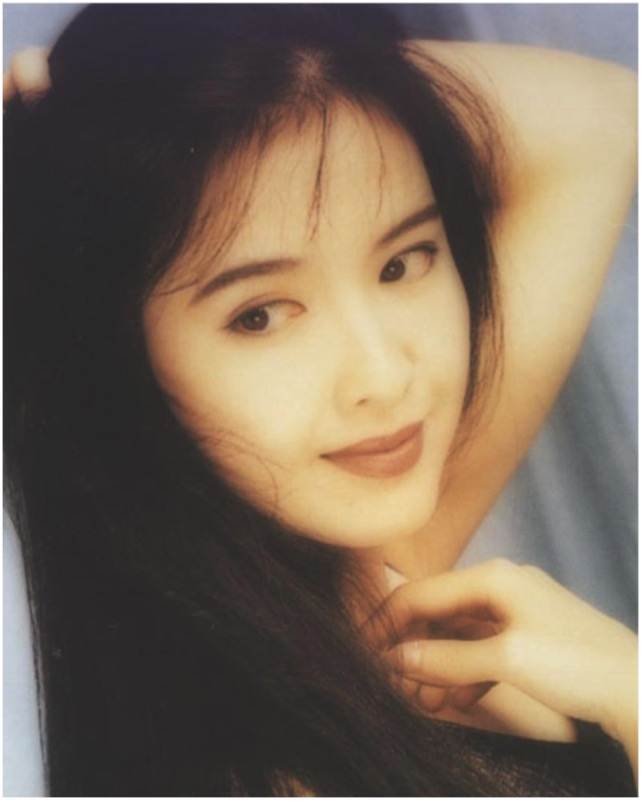 周慧敏1967年11月10日出生于香港,中国香港女歌手,演员,主持人.