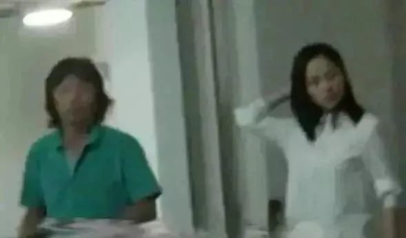 03 2012年,罗红妻子王蓉旻刚生下二胎女儿,还没出月子.