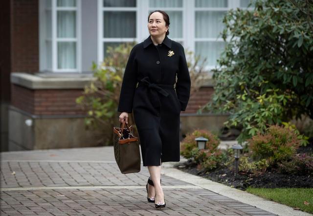 孟晚舟最新照片把人惊艳到!穿黑大衣气质温柔,戴电子