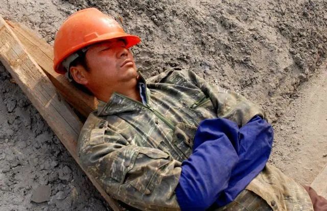 他们那种不怕苦,甘愿付出的工人精神值得大家学习.