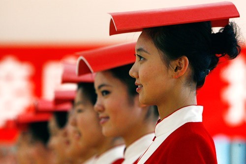 练习站姿,每名礼仪小姐头上要求顶一本书,保证不能掉下来
