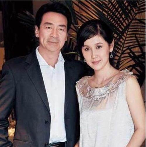 65岁老戏骨寇振海,容颜十分年轻,小21岁娇妻,比丈夫还