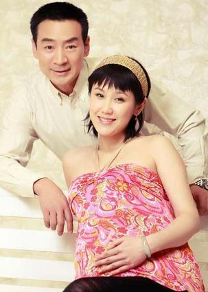65岁老戏骨寇振海,容颜十分年轻,小21岁娇妻,比丈夫还