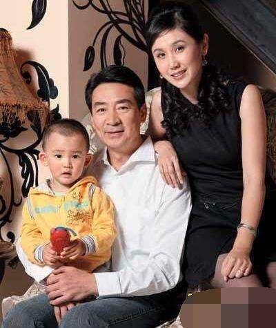 65岁老戏骨寇振海,容颜十分年轻,小21岁娇妻,比丈夫还显老