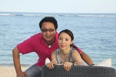 "宠妻达人"吴刚,婚姻29年甜蜜如初,57岁携妻聚餐戴情侣帽