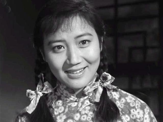 雪中送炭难",而她就曾出演过由谢添和陈方千在1962年执导的老电影《锦