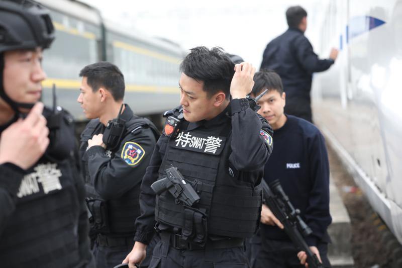 实战练兵上海铁路特警演练高铁列车反恐抓捕