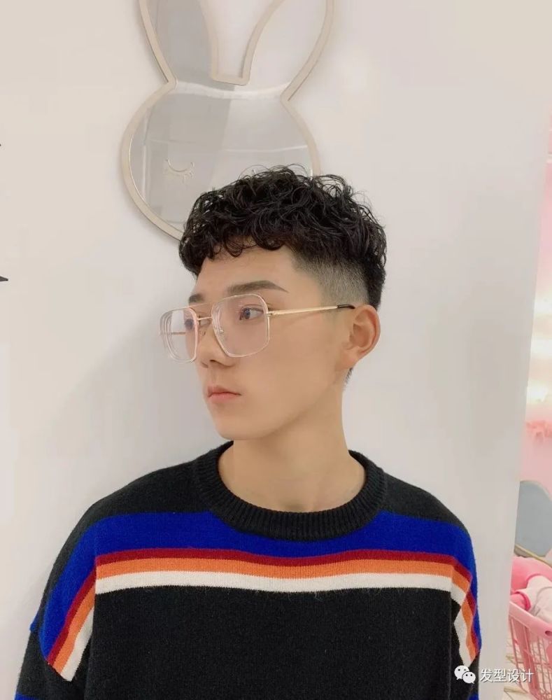 男生烫个小卷卷超级帅