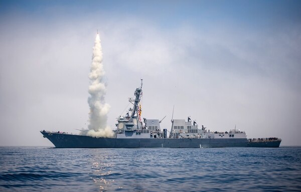 美国军舰发射"战斧"巡航导弹