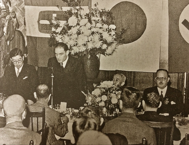 照片拍摄于1941年在商讨南进北进计划的御前会议期间,最终由天皇