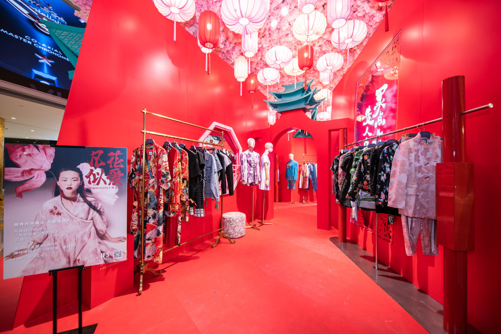 国潮设计师品牌"密扇"开的这家重庆快闪店,每件衣服都