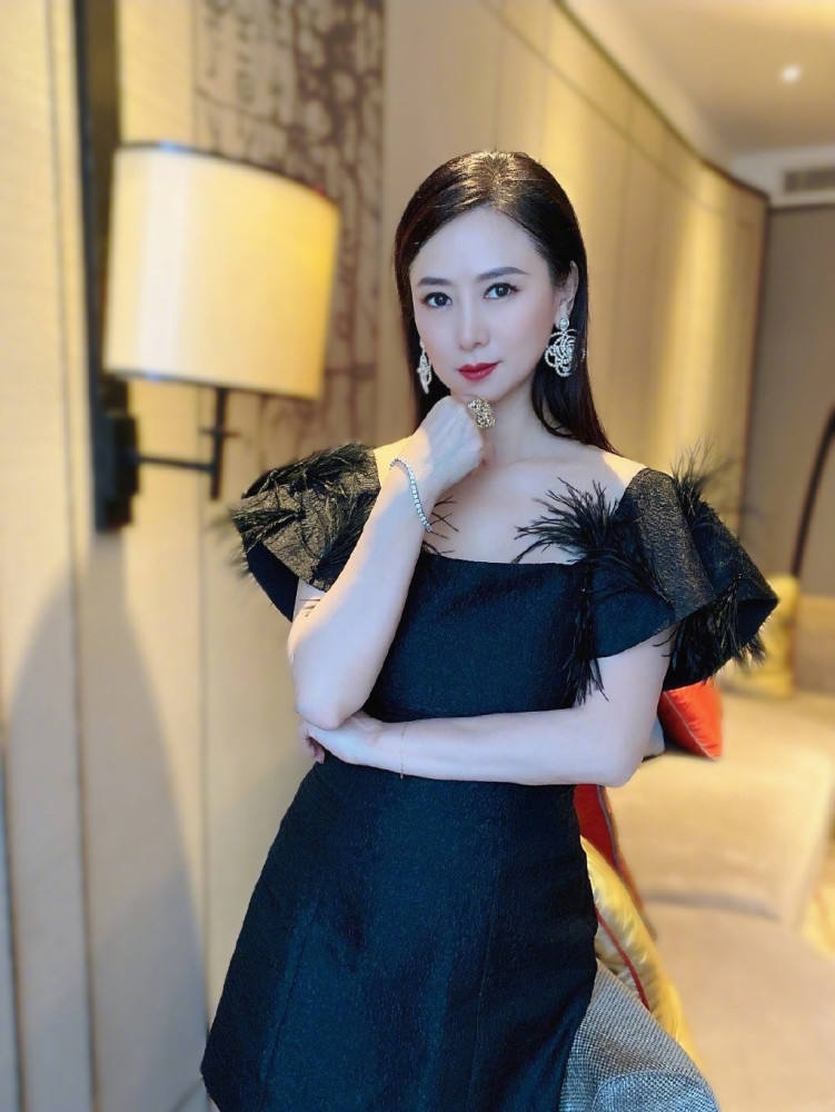 53岁翁虹状态真绝,穿羽毛裙曲线成熟美成名媛,天然五官有旺夫相