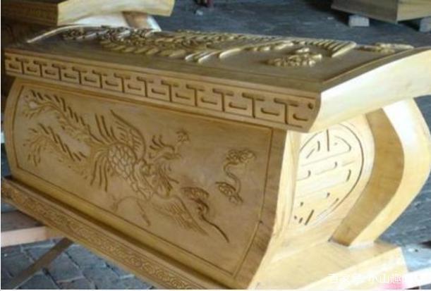 梦见抬棺材棺材破了，寓意与解析