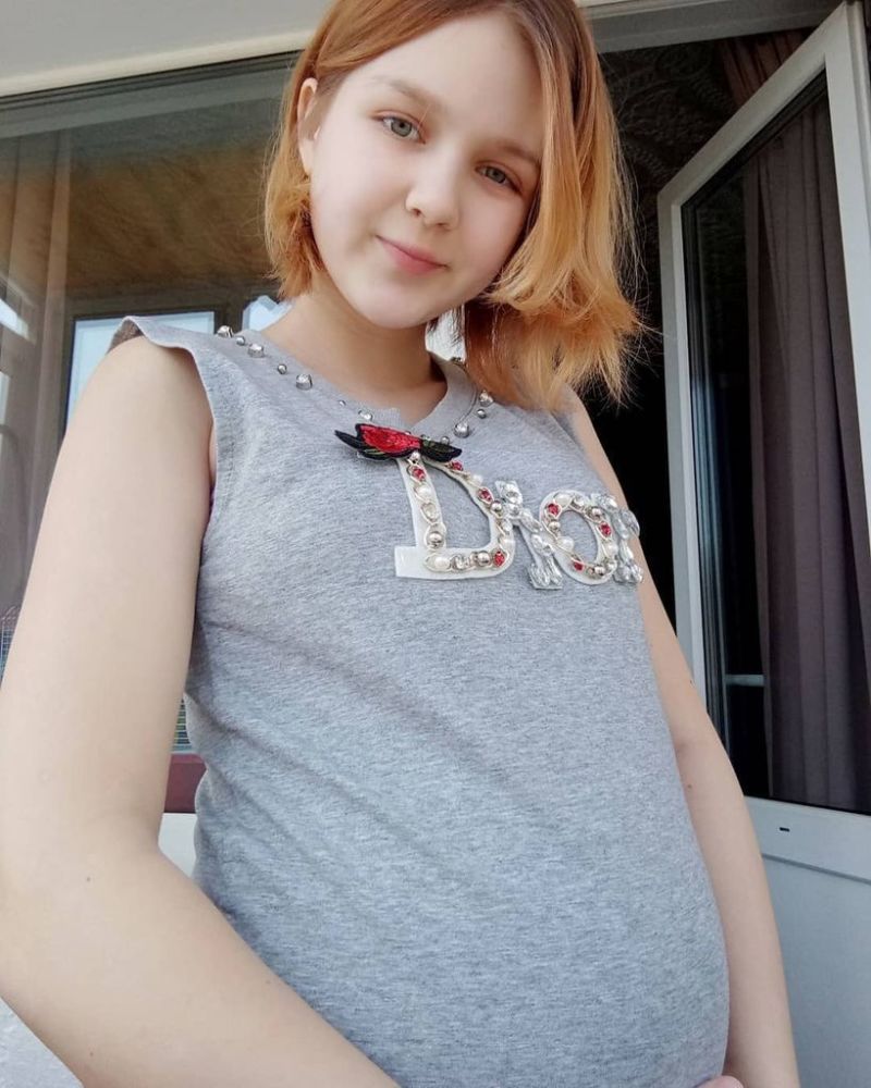 俄罗斯13岁产子女孩被亲朋抛弃,学校开除,考虑成为网红谋生