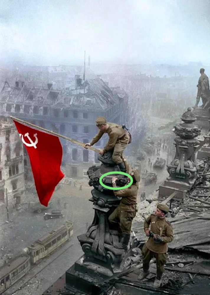 苏军在柏林城头插频的照.