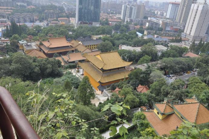 武昌宝通禅寺,背靠洪山宝塔,是武汉著名景区