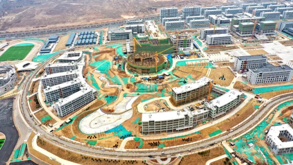 榆次龙湖东街的山西职教港项目正在加紧建设.