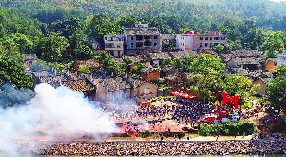 梅江西岸,东临宁都县湛田乡,广昌县头陂镇,西连宁都县安福乡,钓峰乡