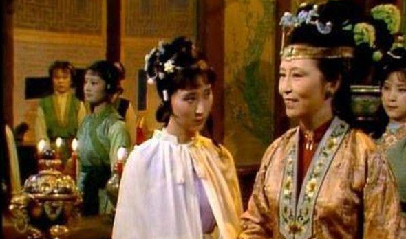 在原著里,并没有指明是谁领着黛玉,只是说"互相厮认.