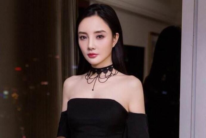 辣妈李小璐的胸部二次发育之谜,当真是假奶?