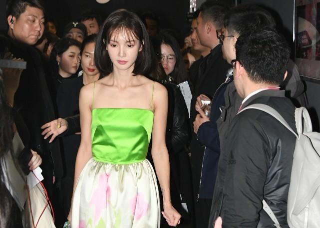 金晨的身材也太瘦了吧,连这么小的裙子也撑不起来,真让人心疼
