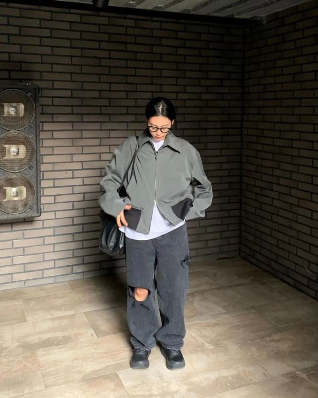 一不小心就会穿得太松垮,显肿显矮不说,还会给人一种颓废感,精气神都