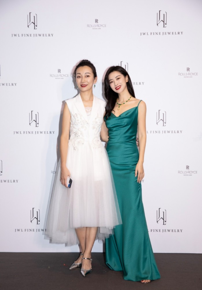 朱珠终于结婚了!穿缎面婚纱高级又时髦,老公却是普通男人