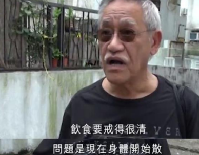 老戏骨吴耀汉香港的家,住在旧唐楼里面,内部装修却是西式风格