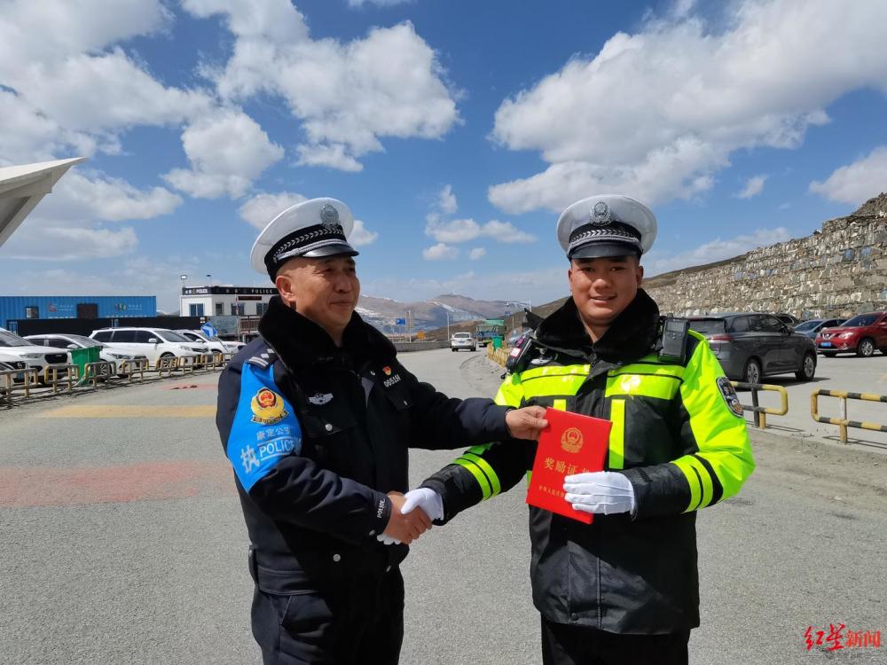 感动全国网友!甘孜警队送奖到折多山 "雪雕"交警执勤现场领奖