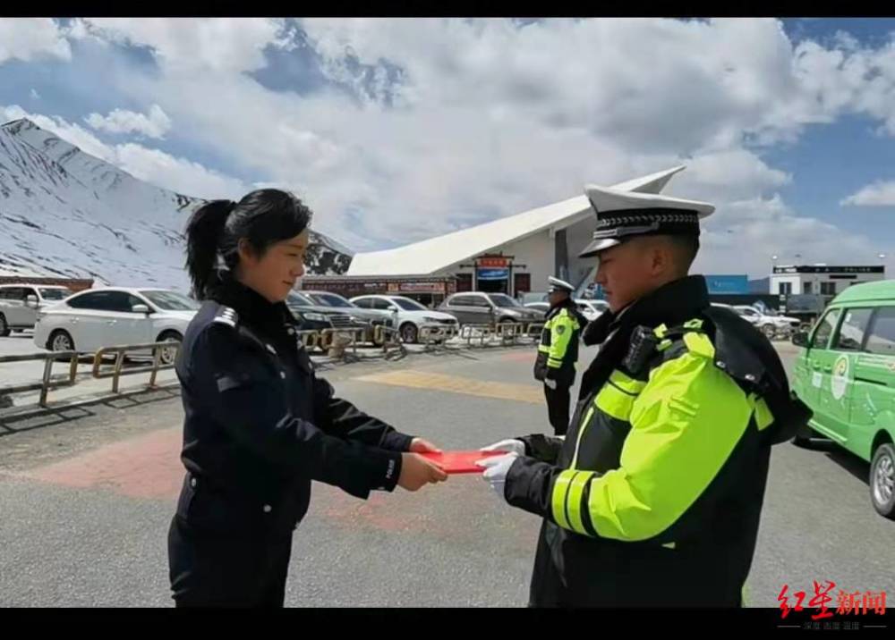 感动全国网友!甘孜警队送奖到折多山 "雪雕"交警执勤现场领奖