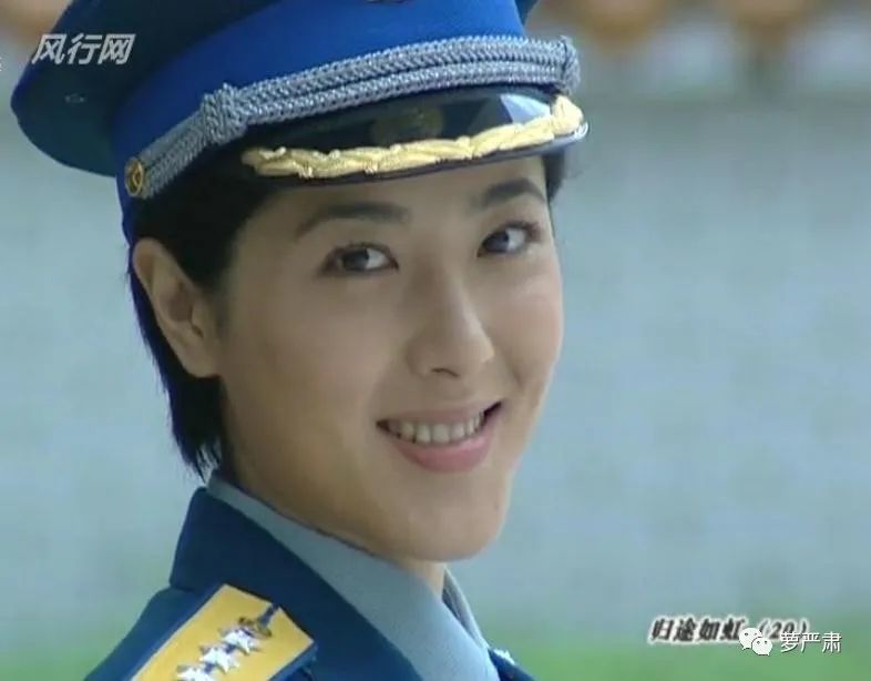 漂亮的曾黎可塑性也很强,剪掉长发穿上军装英气逼人.