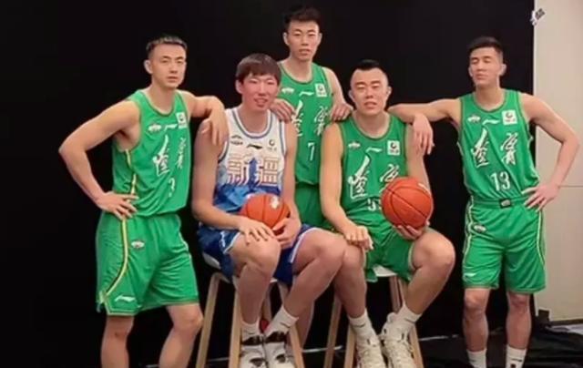 在此次全明星的首发中,辽宁男篮和广东男篮的球员最多,每支球队都有四