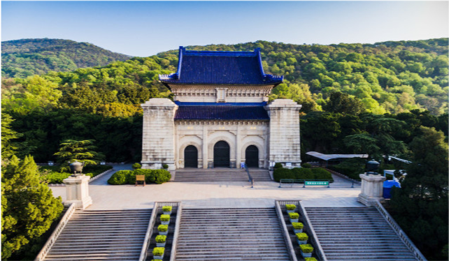 中山陵祭堂中山陵完工后,民国的革命烈士和功臣名将,在去世后也得以