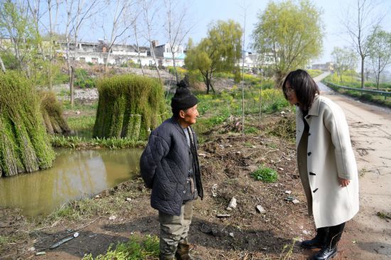 刘晓妮(右)在阜南县郜台乡曹台村与村民交流(3月12日摄.