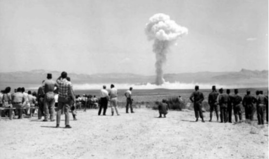 55年前,法国秘密进行200次核试验,导致如今11万人被污染