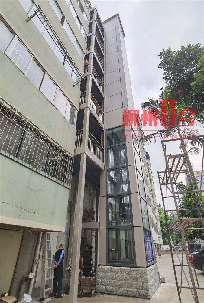 居民楼加装电梯,竟多了个阳台!