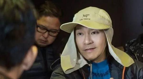 表演完后,周星驰并没有点评,只是不停地笑,笑到后来把帽子拉下来盖住