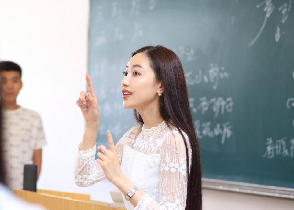 大学美女老师颜值开挂流量不输女明星招生简章中的vip