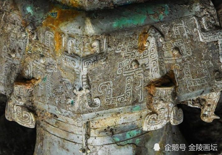 三星堆文明出土带有符文图案的青铜器