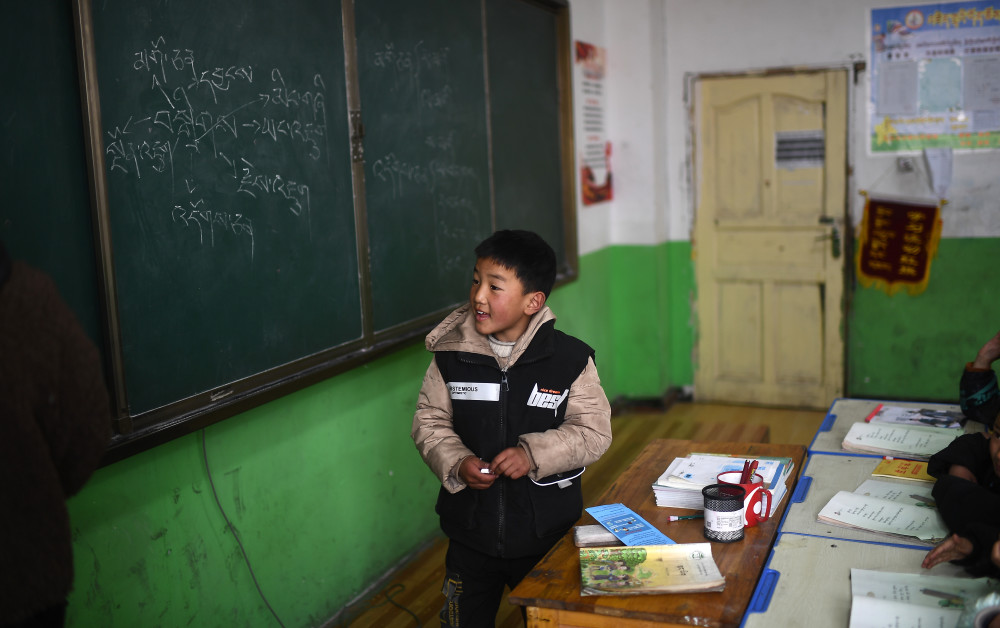 3月16日,索加乡寄宿小学学生尕玛桑丁在藏语文课上.