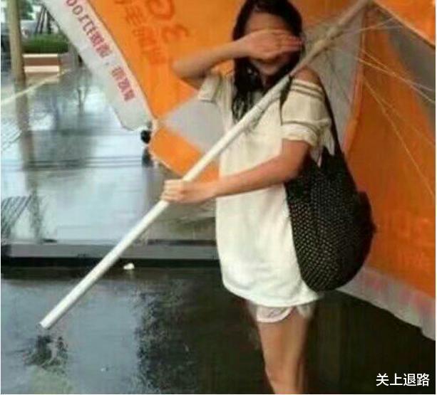 妹子我没看错吧?真佩服你体力惊人啊,扛着么一把大伞也是厉害了!