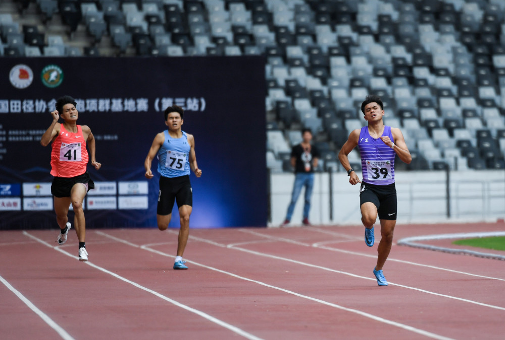 3月20日,广东队选手莫家蝶(右)在女子组200米决赛中冲刺.