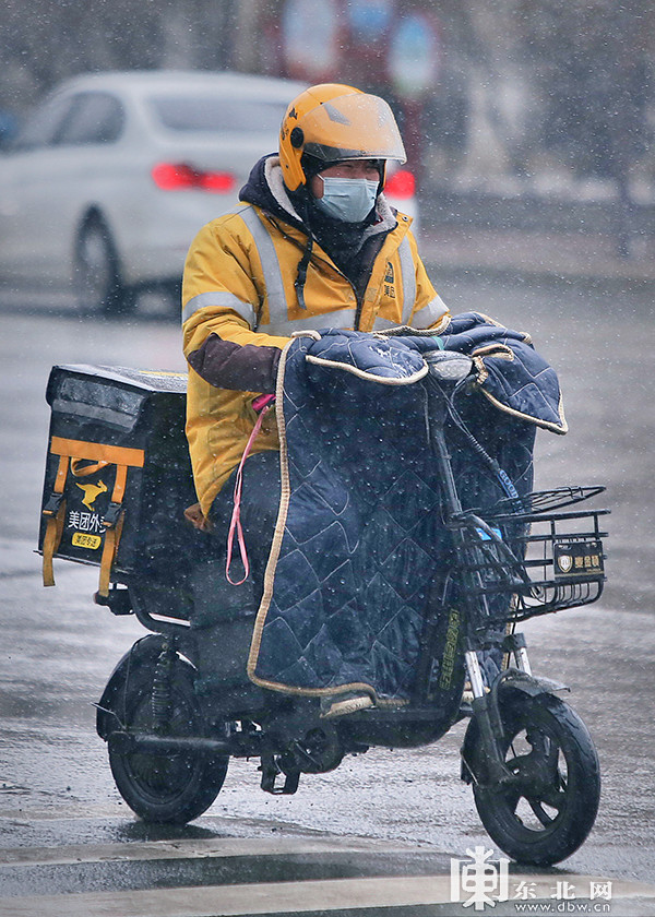 外卖小哥雪中骑行.东北网记者 安泽 摄