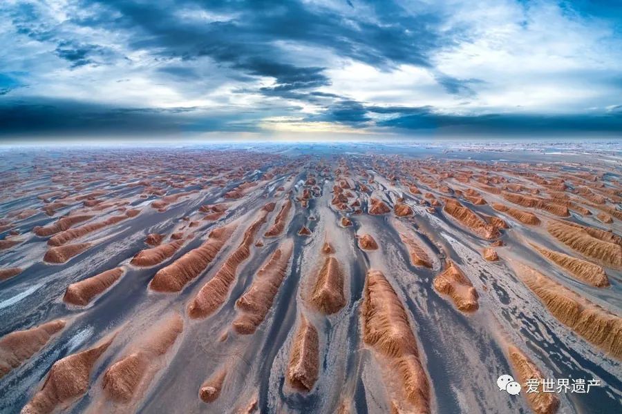 卢特沙漠分为北,中,南三个组成部分,中部拥有壮美的雅丹地貌.
