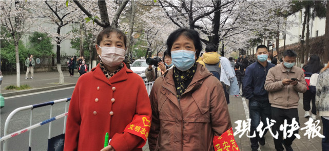 台城花园社区志愿者,左为詹海燕,右为郭桂晓