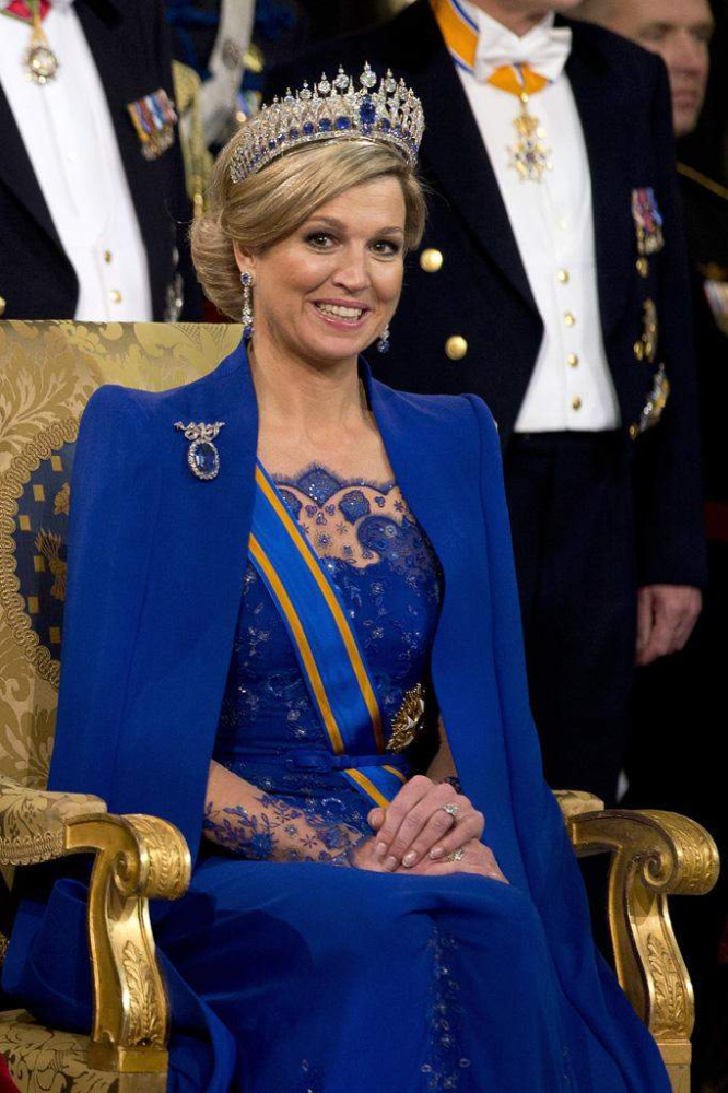 荷兰王室的这件珠宝太值了!皇冠拆成耳环用,祖母绿能换成钻石戴