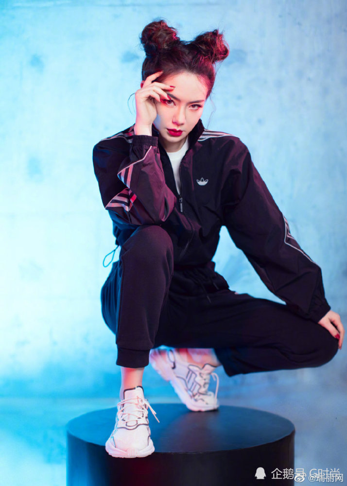 戚薇一身运动服造型,搭配双丸子头,活力十足,元气少女